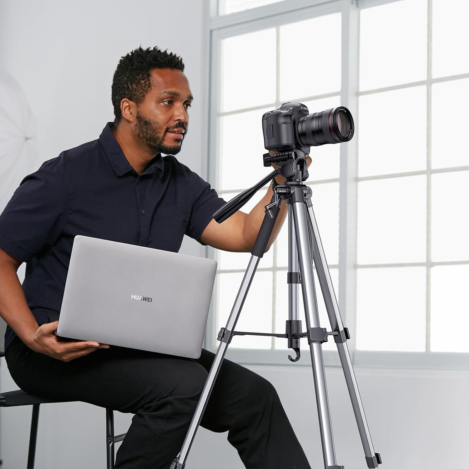 Buy UGREEN 15187 Professional Camera Tripod Stand 69" Heavy Duty Aluminum Tripod for DSLR/SLR Online in Pakistan - UGREEN PK